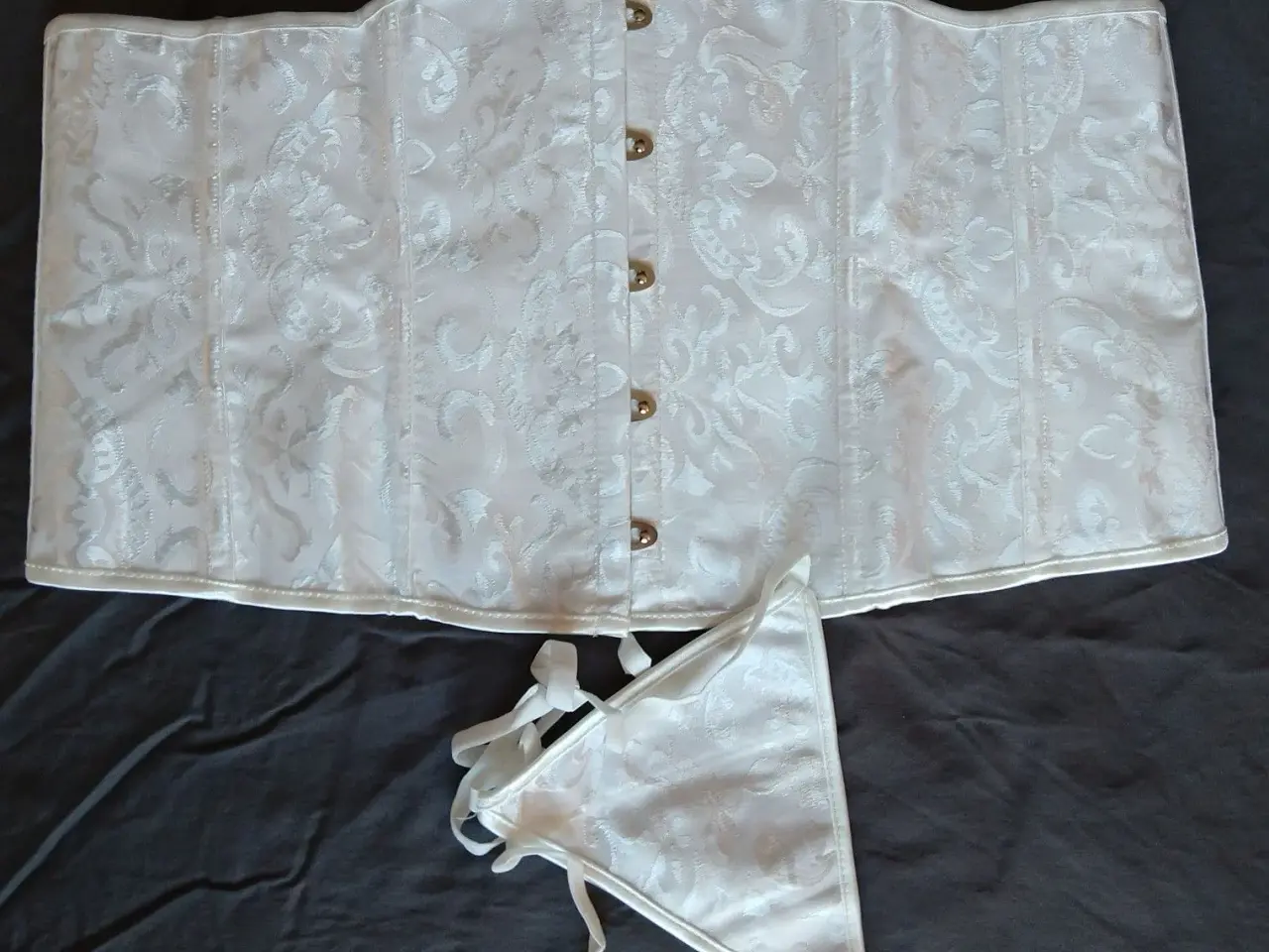 Billede 2 - Hvidt underbust korset, str. 46 - 48