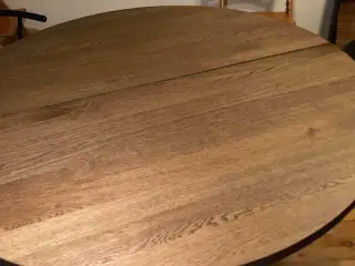 Lækkert spisebord i egetræsfiner brun bejdse
