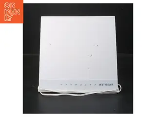 Netgear hvid router med strømforsyning fra NetGear (str. 20x20 cm)