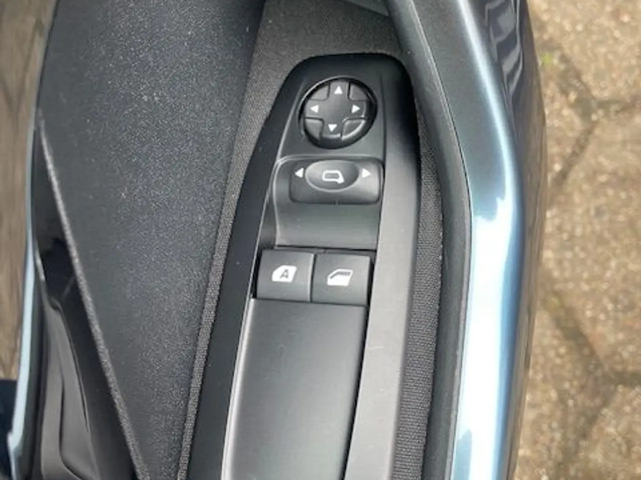 Billede 12 - Kør hjem i fin Peugeot 208 Allure sky.