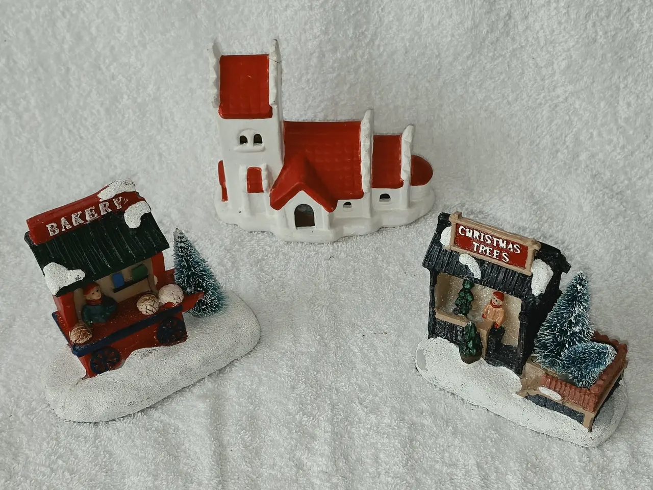 Billede 1 - 3 julebyhuse – kirke, bagervogn og juletræssalg