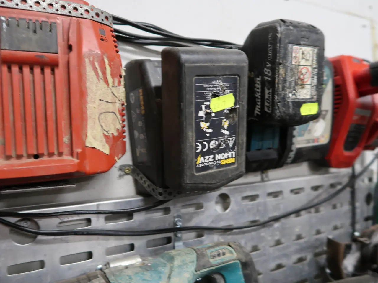 Billede 1 - Batteri og lader REMS