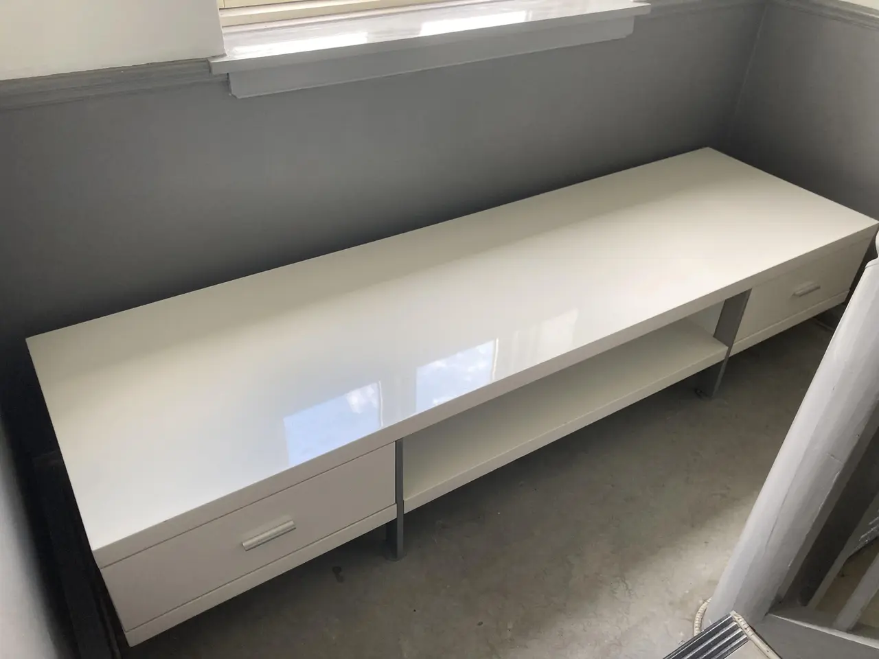 Billede 1 - Free TV table with drawers