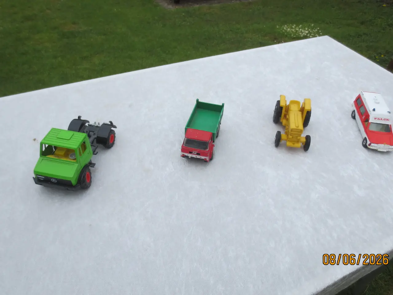 Billede 2 - 1 stk Modeltraktor Massey Ferguson og biler