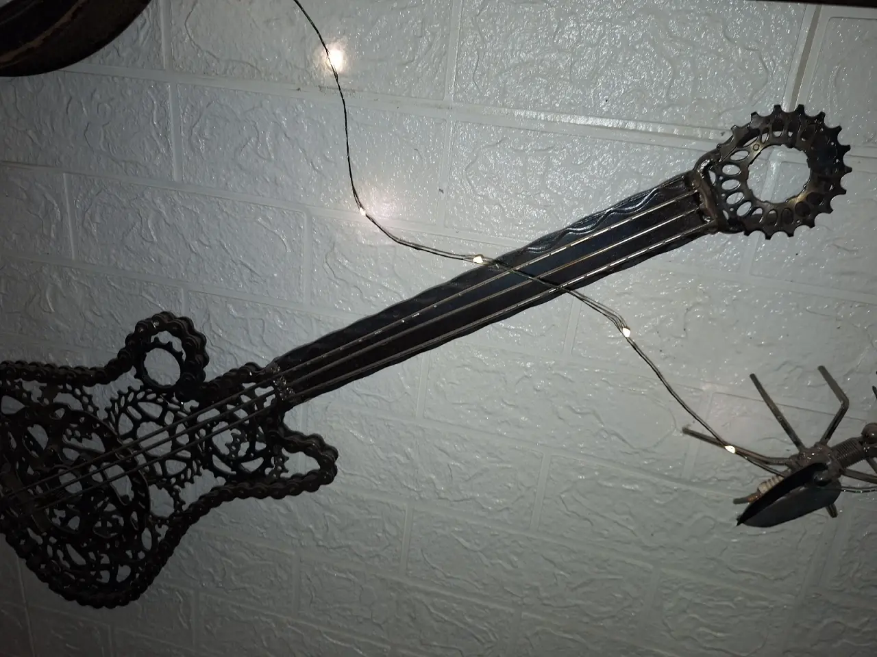 Billede 4 - guitarer i metal skrot til væg