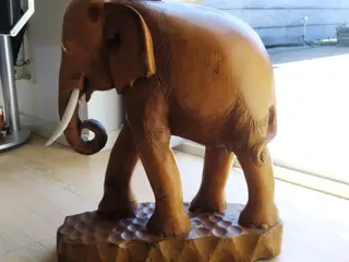 Håndskåret træskulptur af en elefant med detaljere