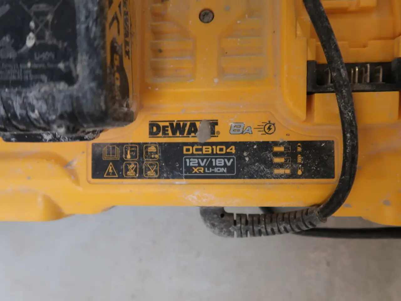 Billede 2 - Lader DEWALT DC8104 med 2 stk. batterier
