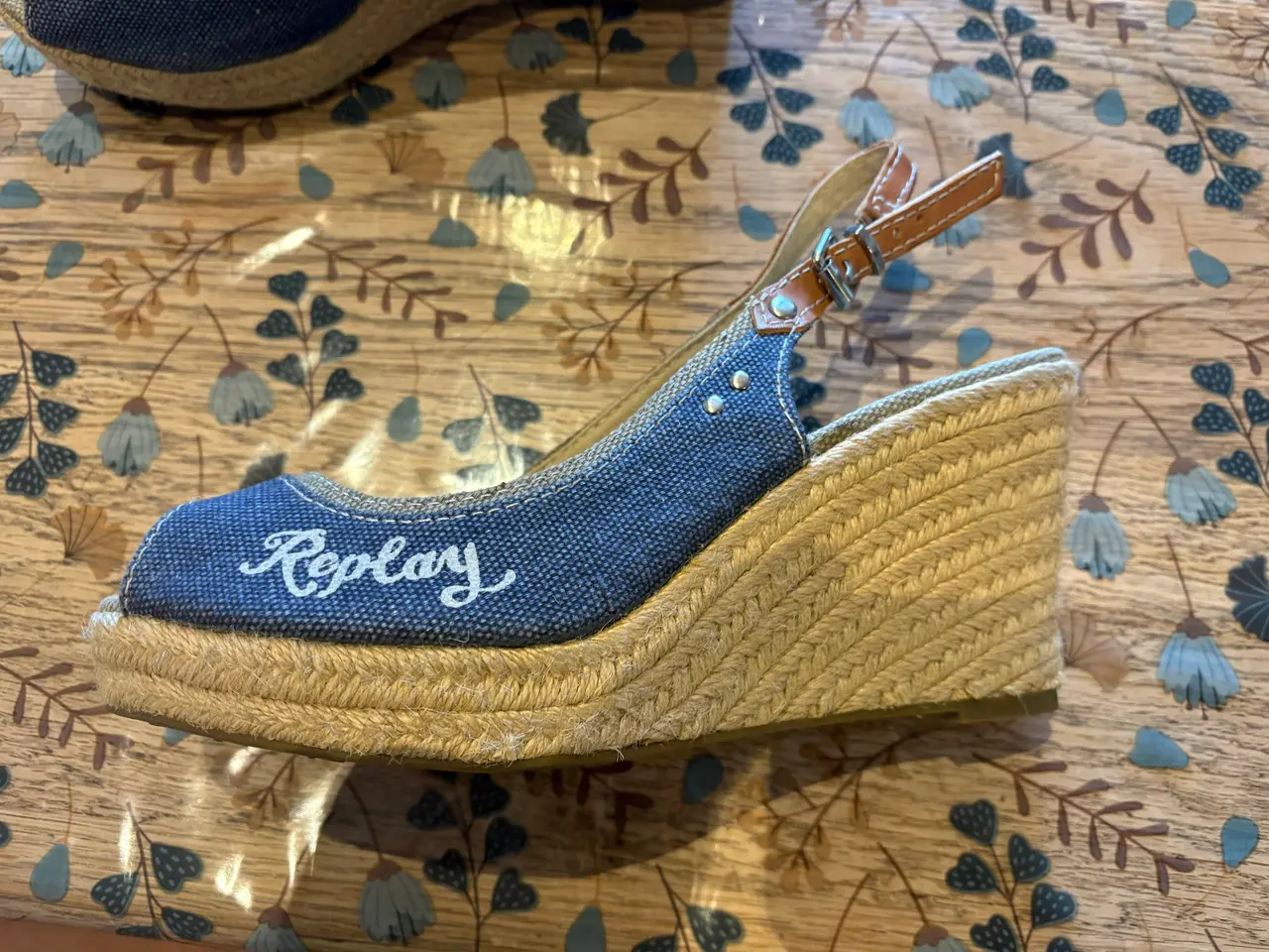 Billede 1 - Replay sandal med kilehæl