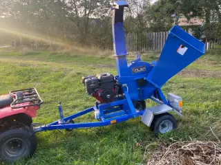 Stiler Mobil flishugger på trailer