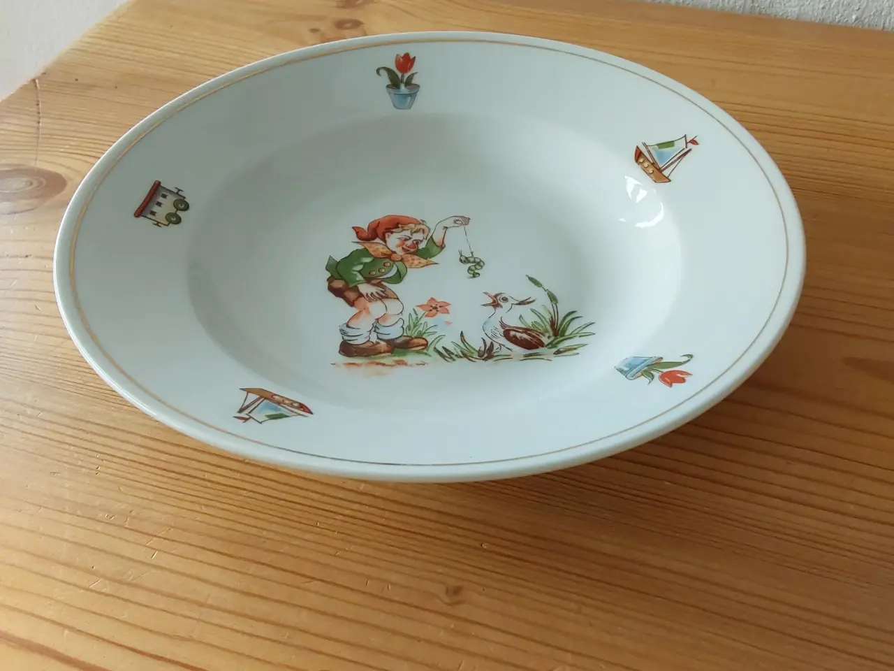 Billede 4 - Barnekop og dyb tallerken med motiv fra 1950'erne
