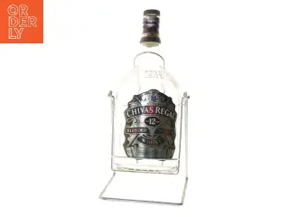 Stor Chivas Regal whiskyflaske med holder fra Chivas Regal (str. 51 cm)