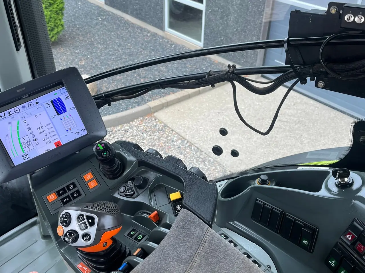 Billede 9 - CLAAS Axion 810 CMATIC Med frontlift og frontlæsser