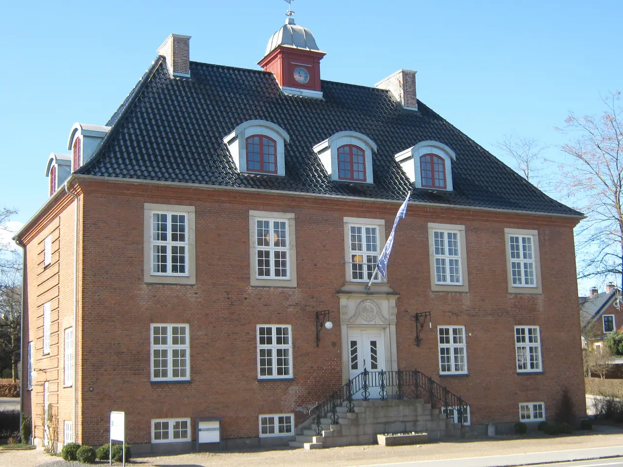 Billede 1 - Det gamle Rådhus - Kontorlokaler til udlejning i unikke omgivelser!