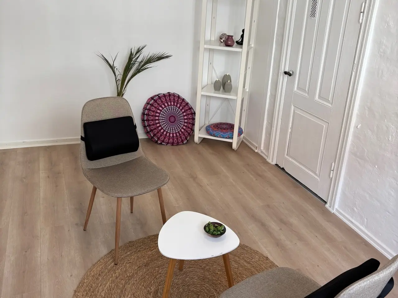 Billede 4 - Lyse kliniklokaler med plads til både samtaler og behandling