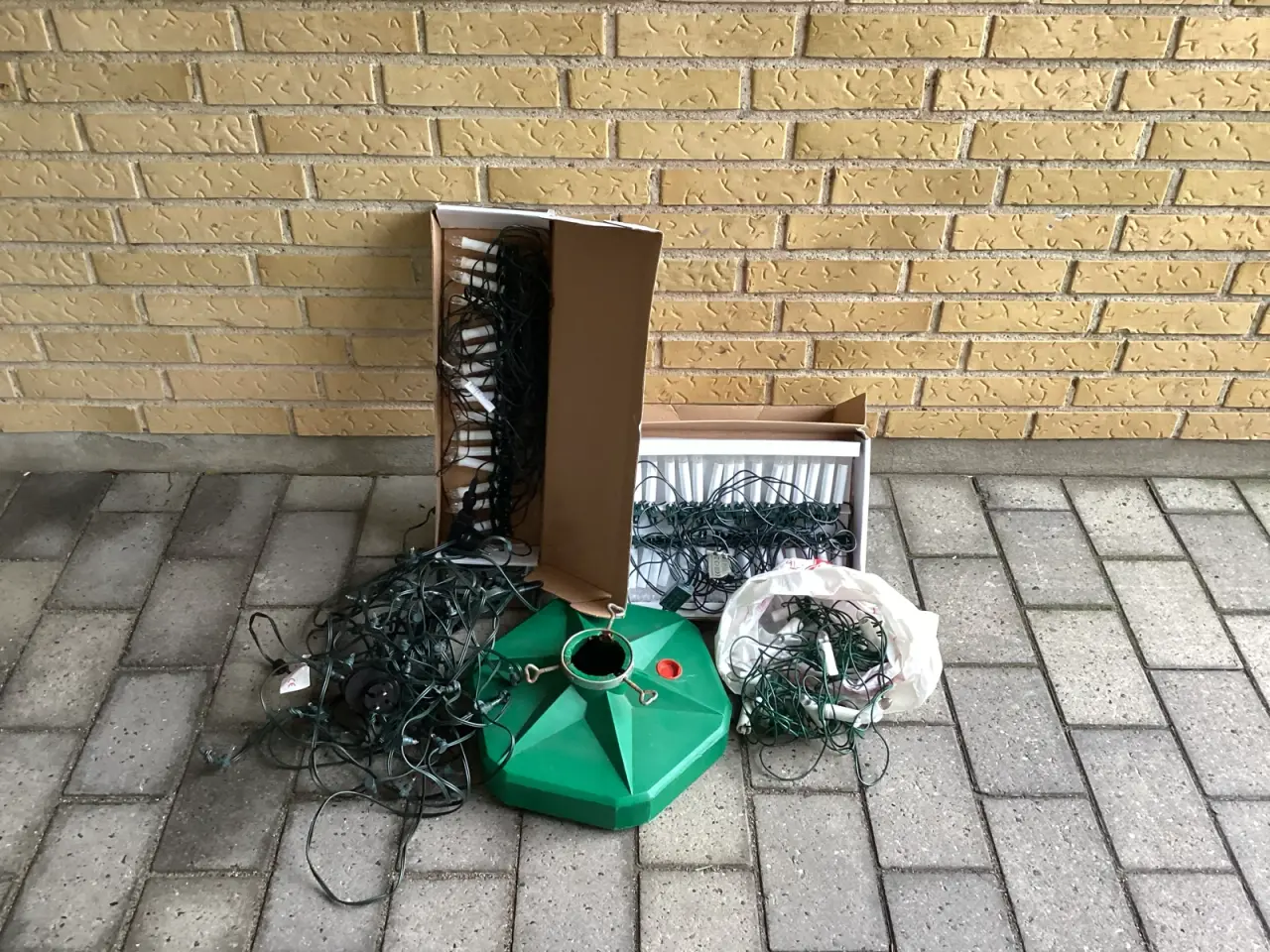 Billede 2 - Indendørs juletræskæder og juletræsfod