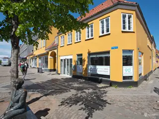 Butikslejemål med yderst attraktiv beliggenhed i hjørneejendom i Roskilde Centrum