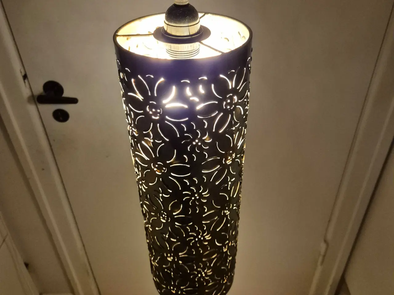 Billede 4 - Høje lamper med glade blomster-perforeringer