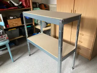 Stålreol med 2 hylder