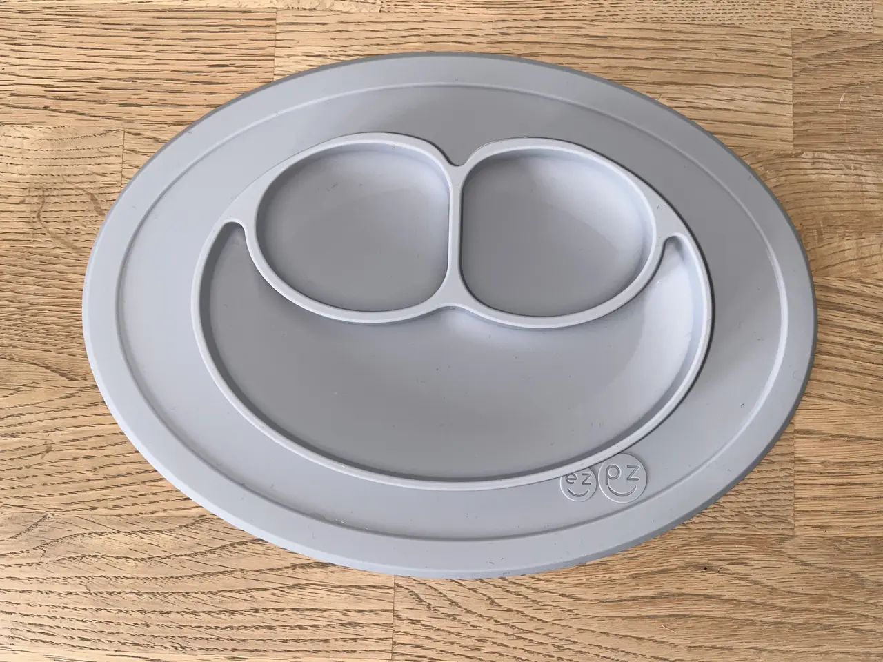 Billede 4 - SOM NY - Grå EzPz Happy Mat silikone tallerken