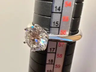 Ny sølvring med 2 karat moissanite med certifikat.