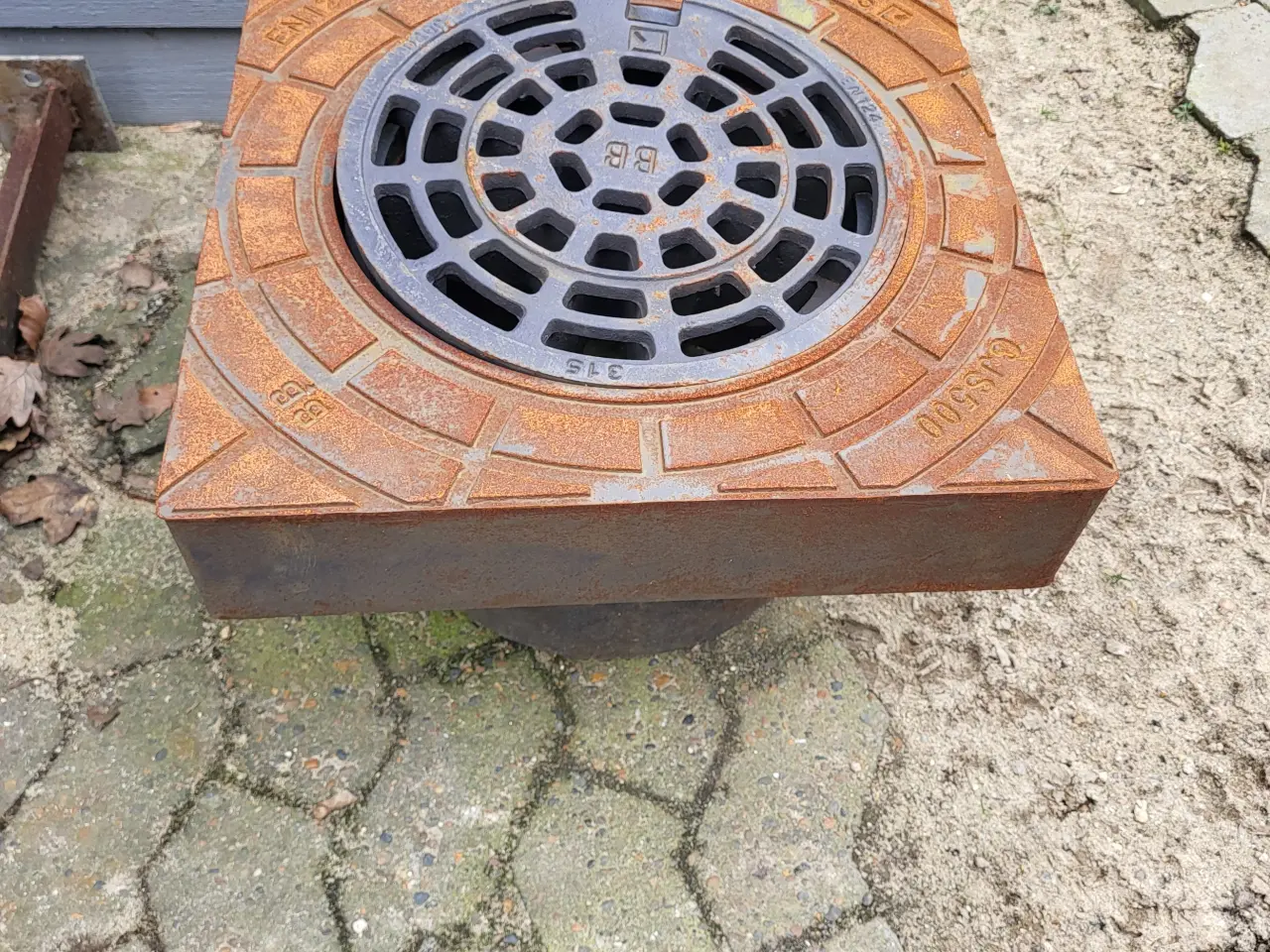 Billede 1 - Ny rørbrøndkarm med rist 315 mm