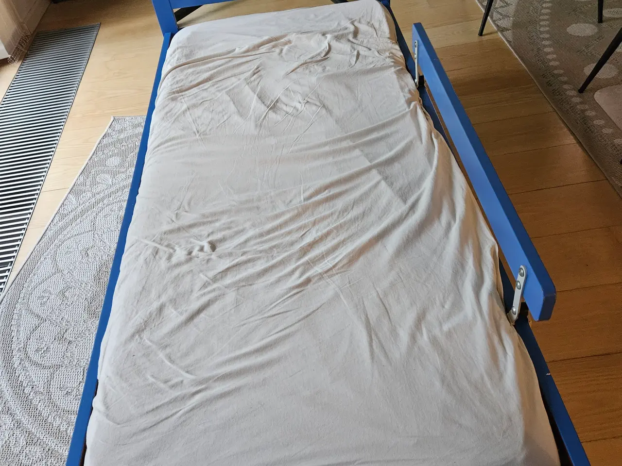 Billede 2 - Børneseng og madres begge er 70x160