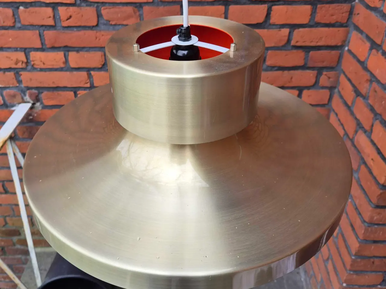 Billede 2 - Velholdt messinglampe med varm kontrastfarve