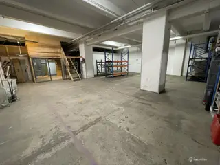 Højloftet lagerlokale med vareelevator til gadeplan