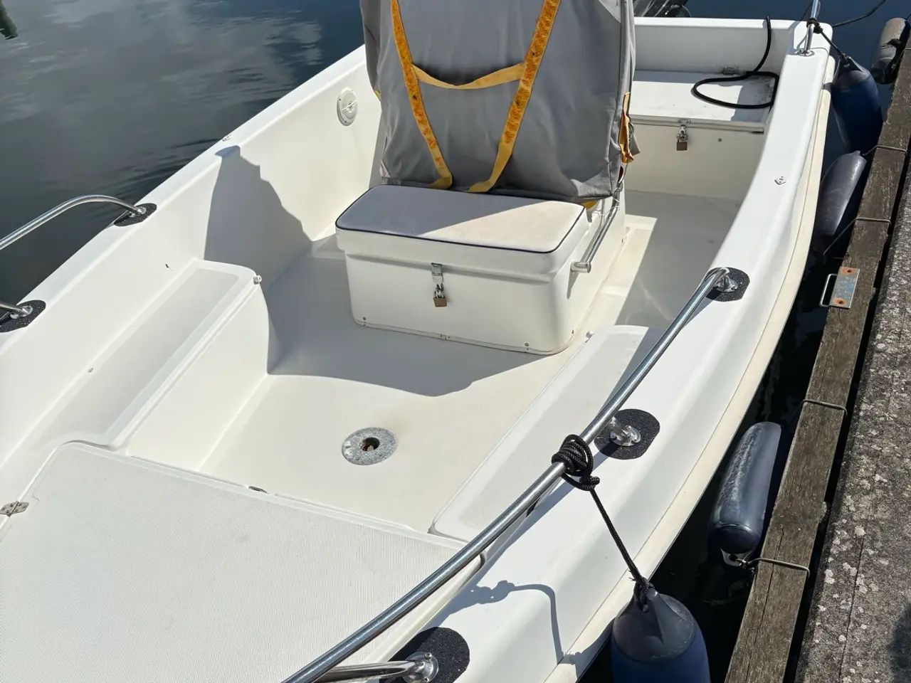 Billede 3 - Styrepultsbåd med kun 168 timer på motor.