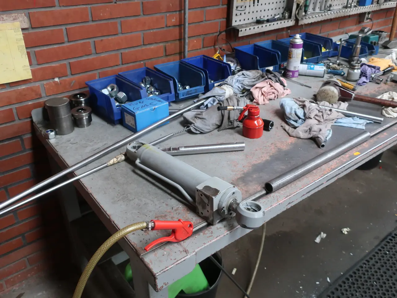 Billede 3 - Arbejdsbord med indhold