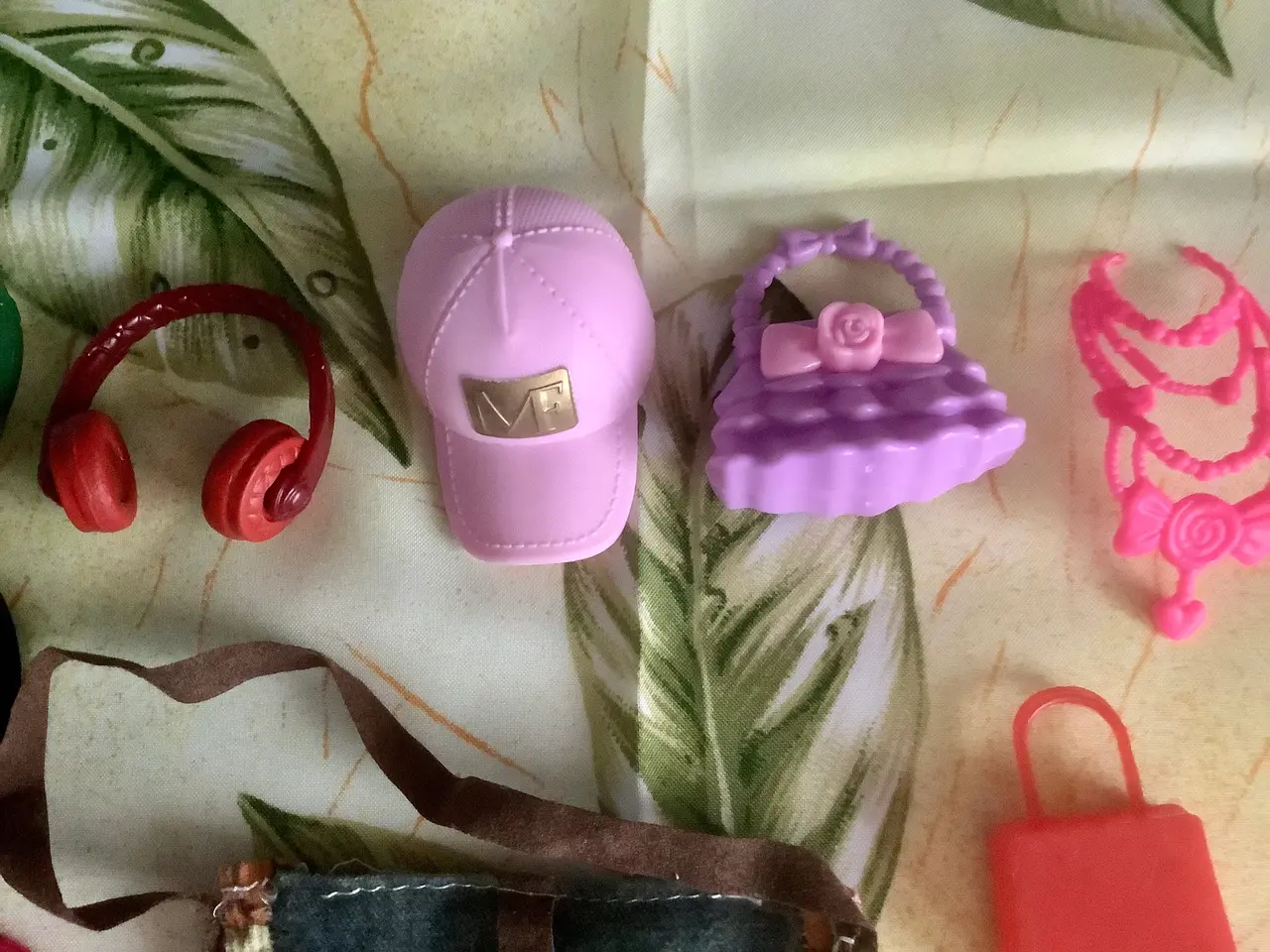 Billede 9 - Barbie med tøj og tasker m.m.