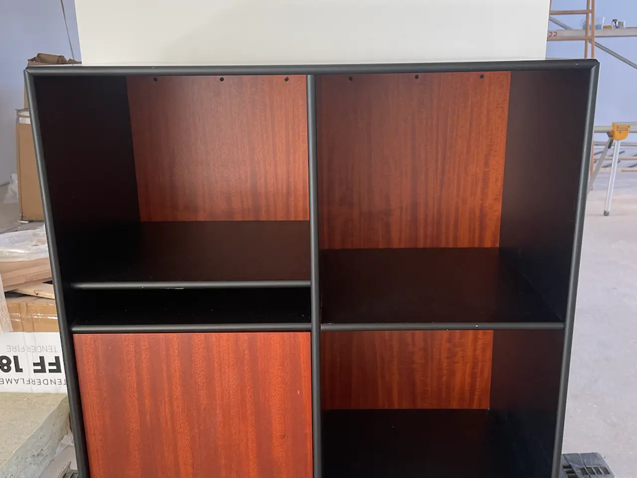 Billede 2 - Montana Reolsystem – 3 Store Moduler i Sort/Mahogn