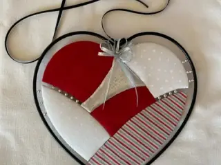 Hjerte syet i patchwork i bøjle