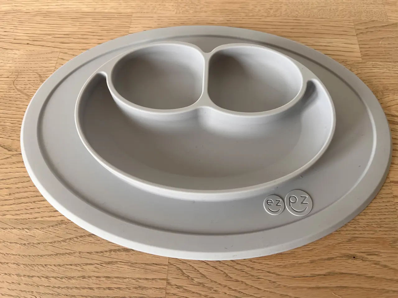 Billede 2 - SOM NY - Grå EzPz Happy Mat silikone tallerken