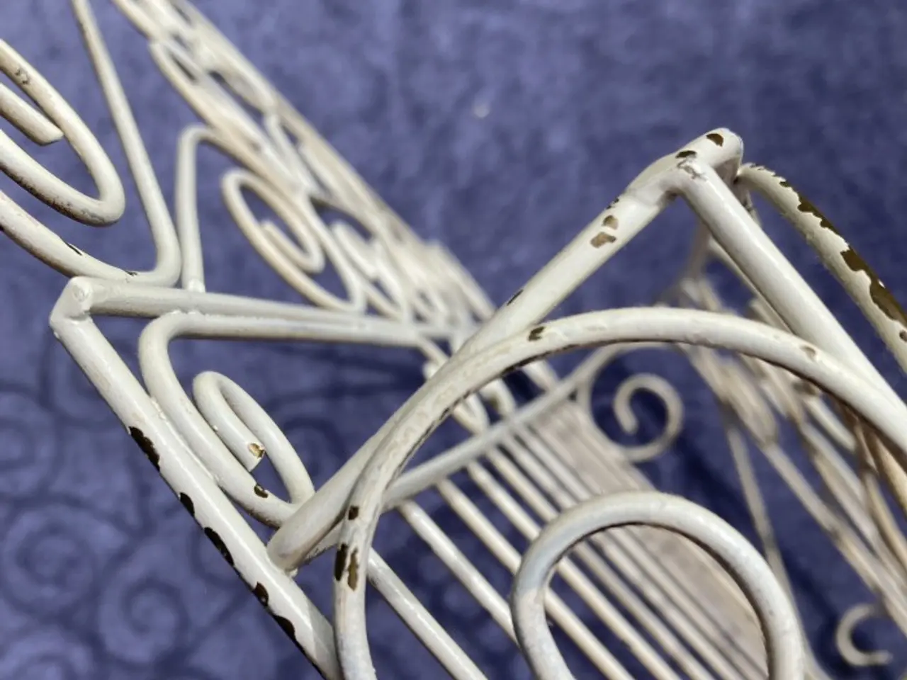 Billede 2 - Brevholder i tyndt metal med ornamentik