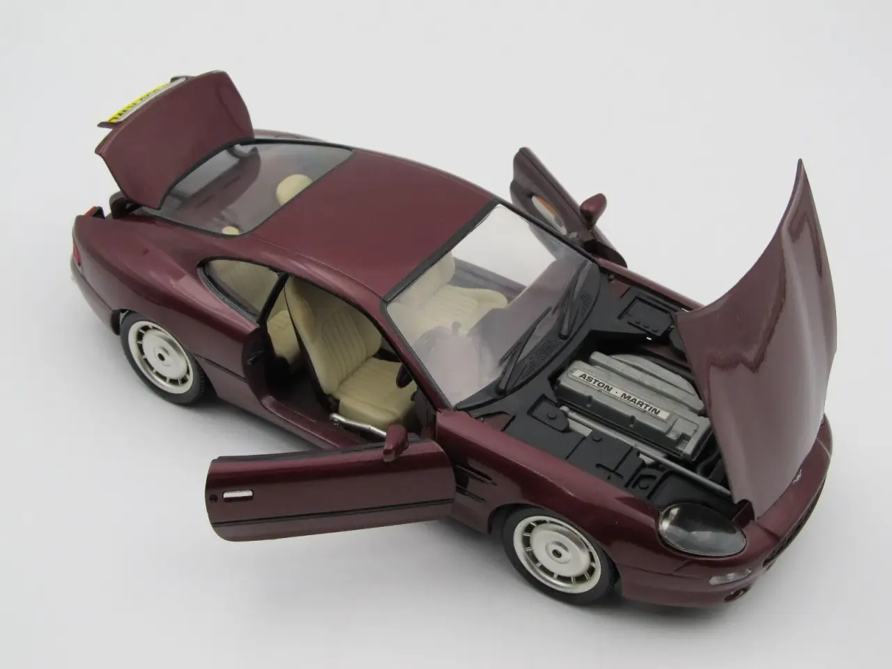 Billede 5 - 1995 Aston Martin DB7 1:18 Fremstår son