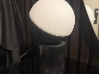 Lille bordlampe med sort marmorfod