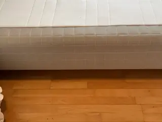 Boxmadras med stålben Ikea