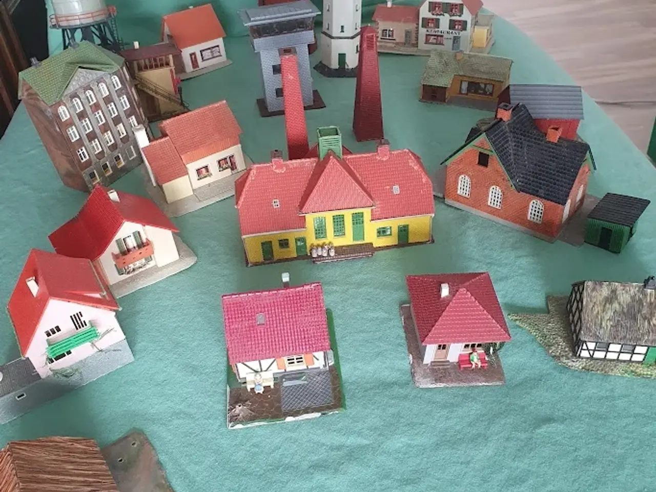 Billede 11 - Modeltog HO - lokomotiver - vogne - skinner - huse