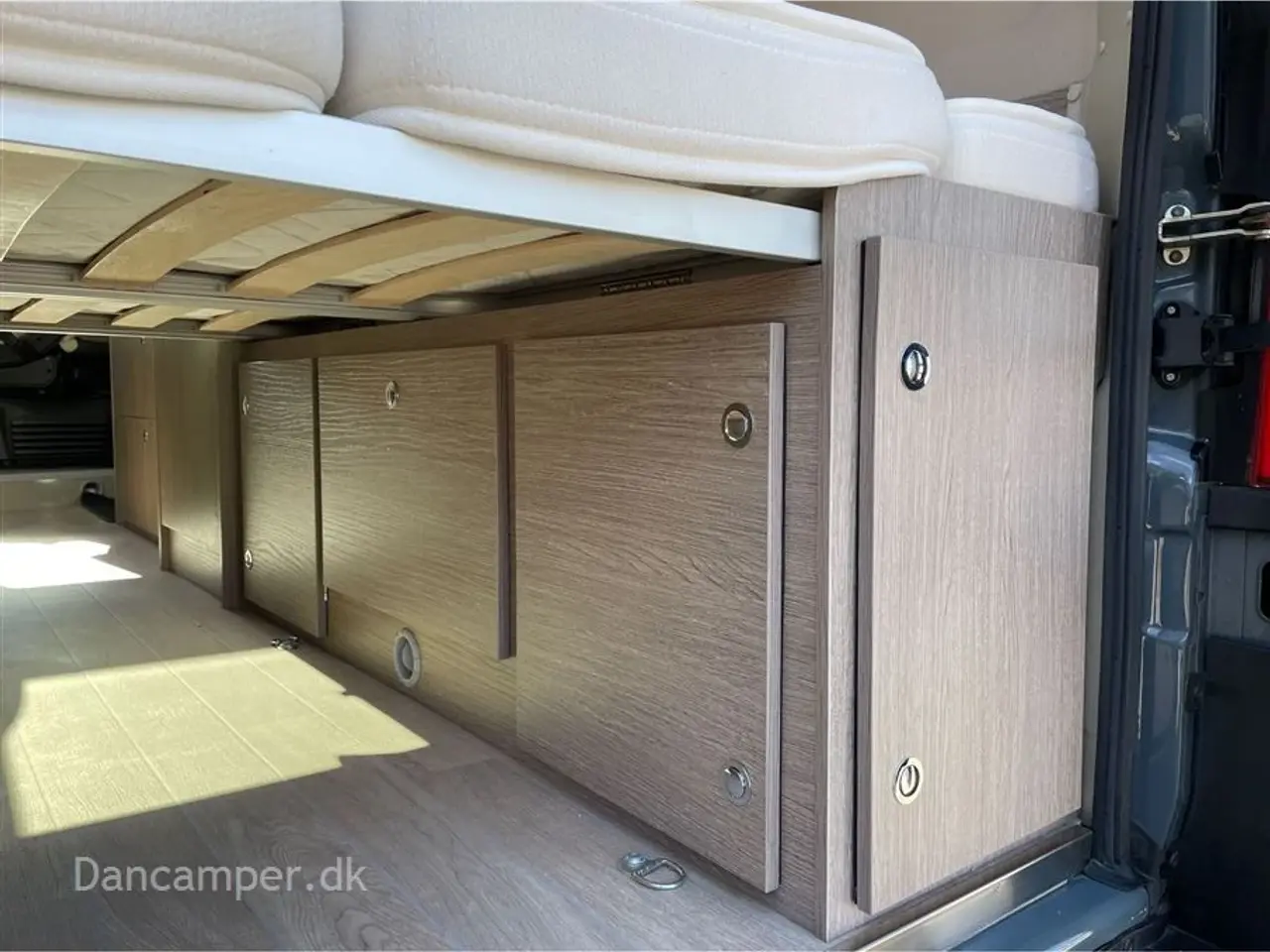 Billede 37 - 2023 - Chausson ROAD LINE V594 VIP MAX UNDER KLARGØRING! Super spændende, kort van med to dobbeltsenge på tværs i køjesystem. 2,2, L motor , 140 HK, solcelle og markise m.m.