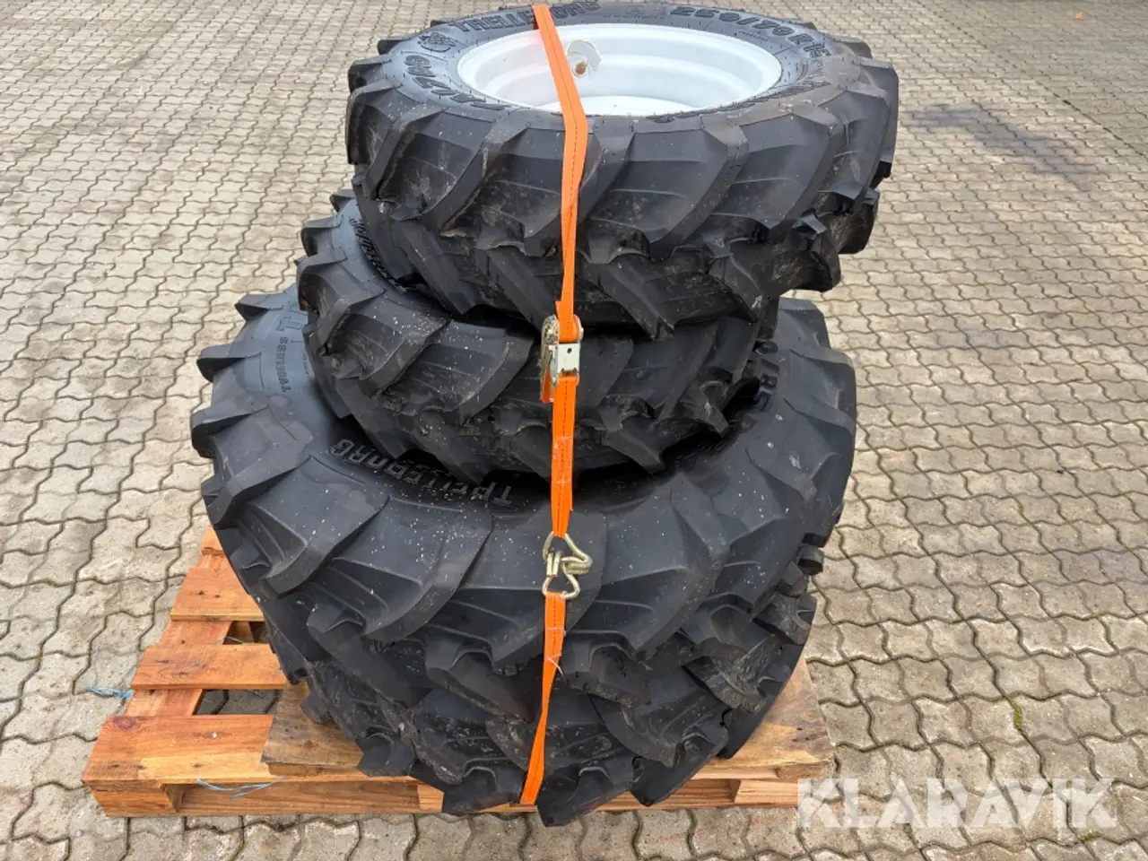 Billede 2 - Kompakttraktor dæk 2 styk 260/70 R16 og 2 styk 320/85 R
