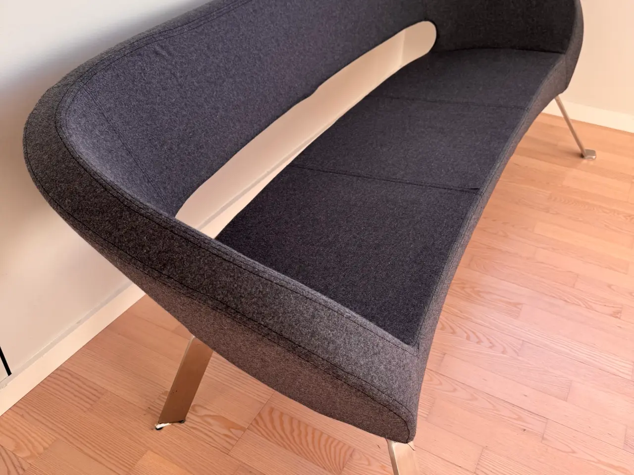 Billede 1 - Smart sofa i uld med stålben