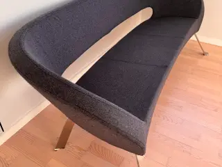 Smart sofa i uld med stålben