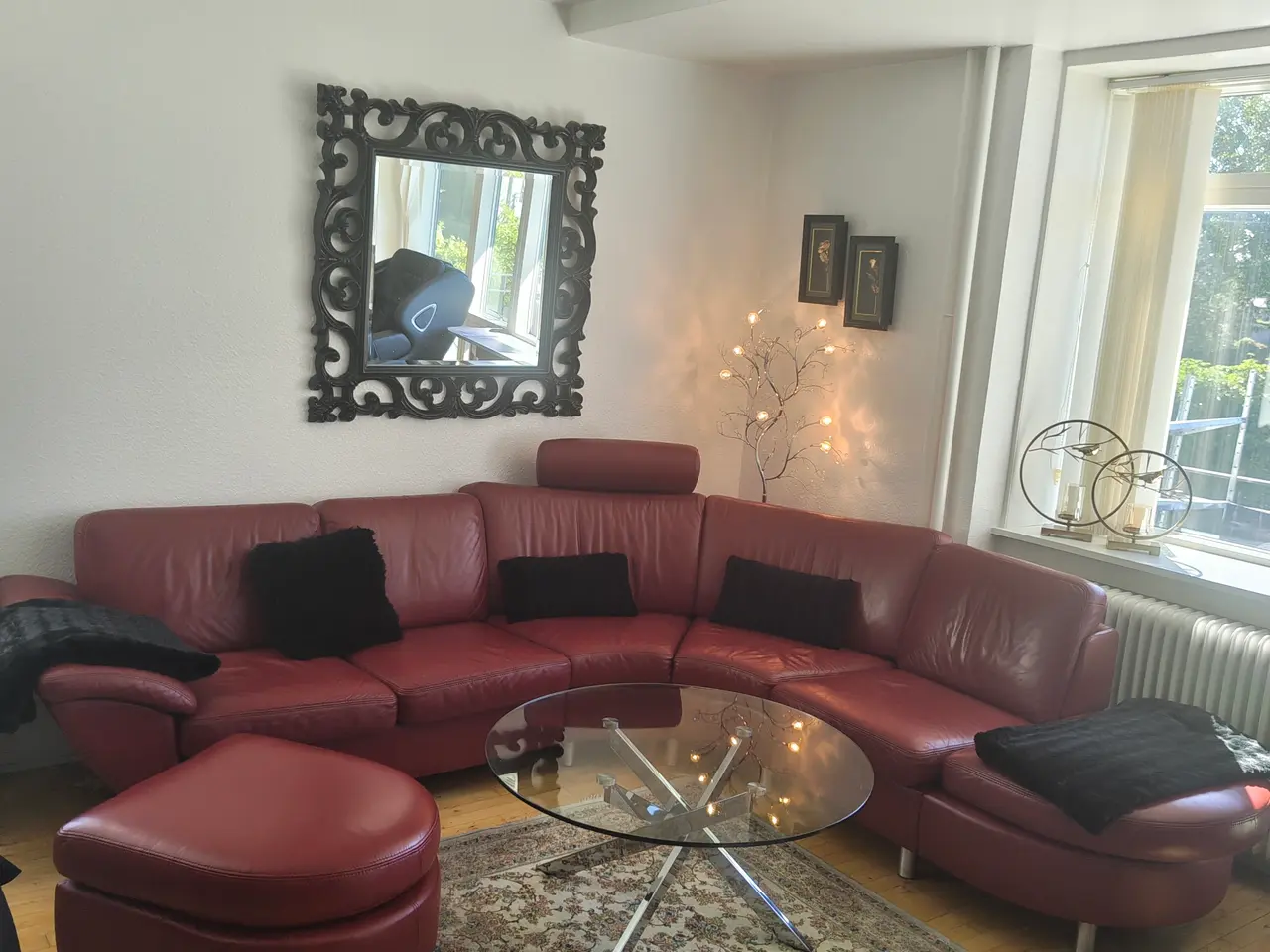 Billede 5 - 🛋️ Rød buet lædersofa m. puf, separat benstøtte o