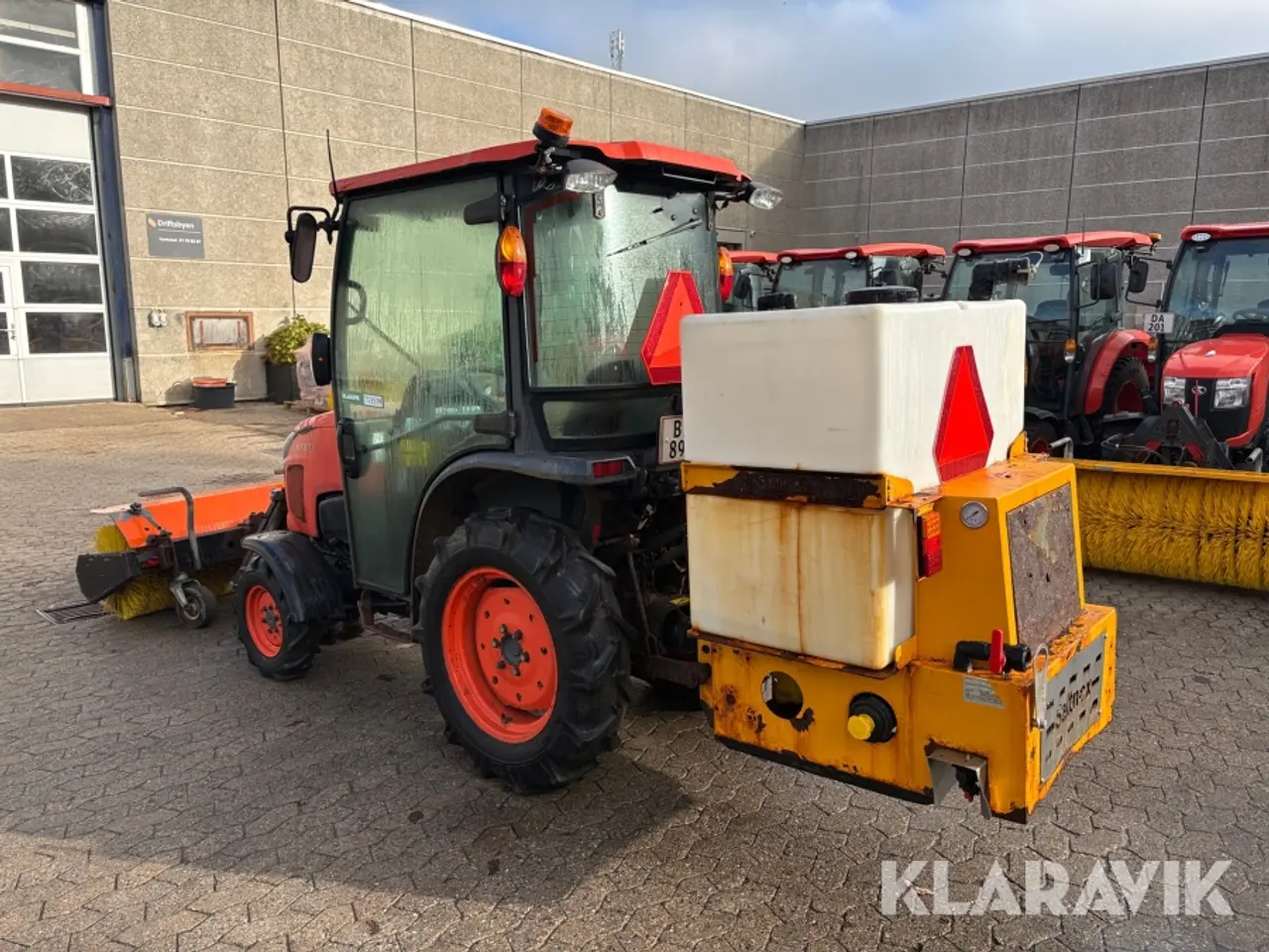 Billede 3 - Traktor Kubota ST371-C med kost og saltspreder