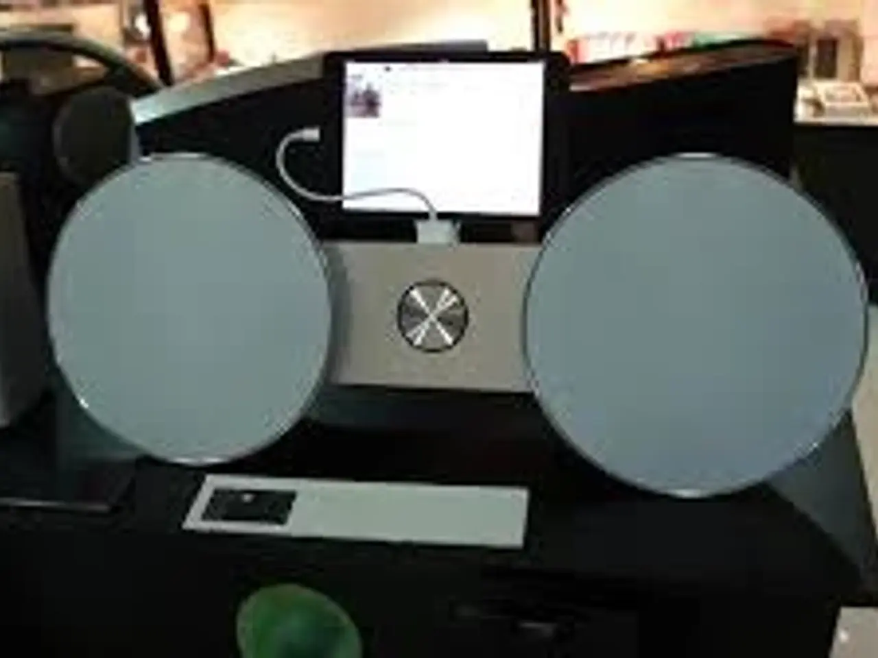 Billede 9 -  BeoSound 8 iPod Dock mobilen følger med