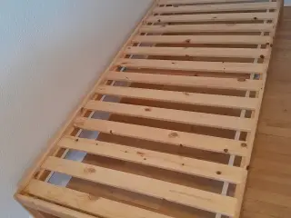 Seng (NEIDEN + LINDBÅDEN fra IKEA)