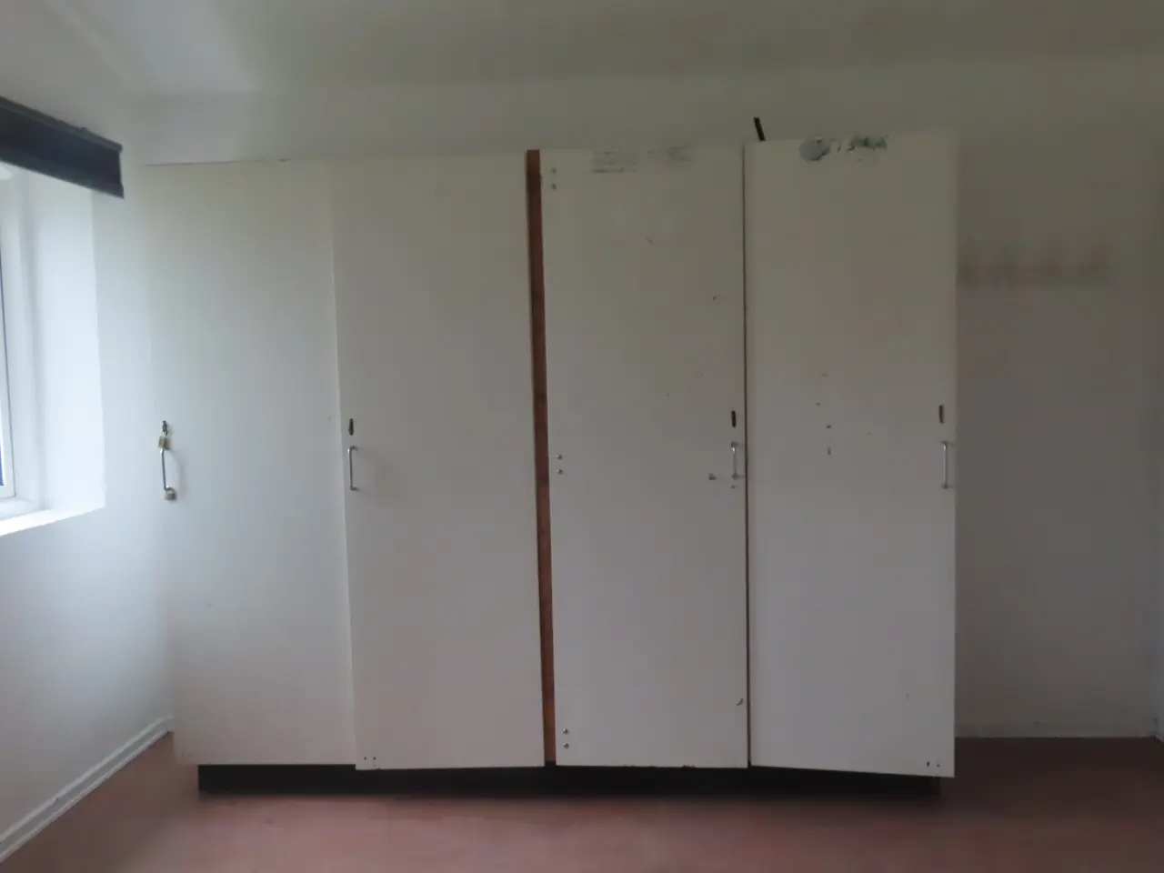 Billede 4 - Indhold på værelse af bord, køjeseng, skab mv.
