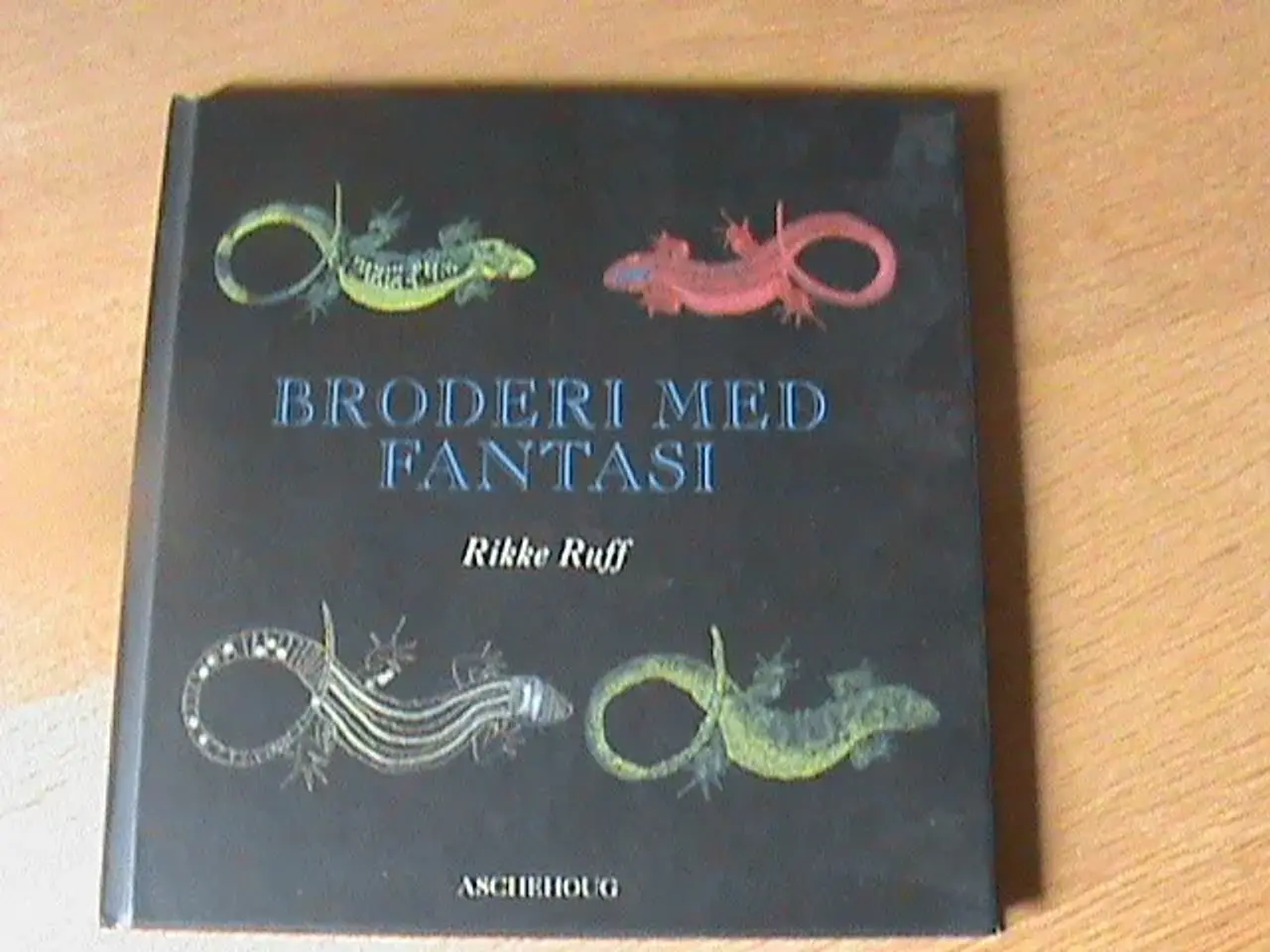 Billede 1 - Bog: Broderi med fantasi