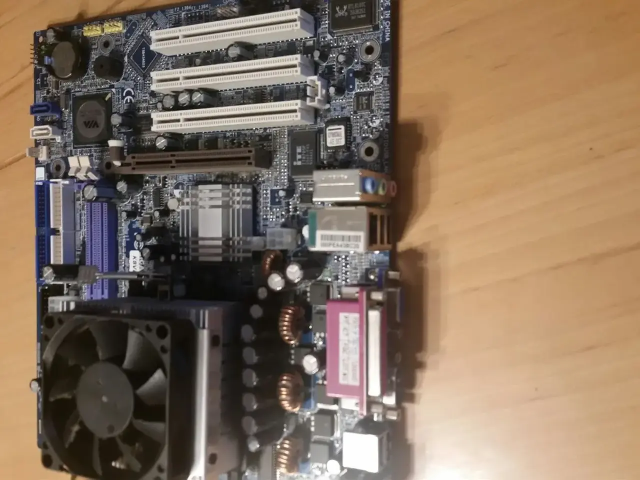 Billede 1 - Gigabyte k8vm800mae bundkort !